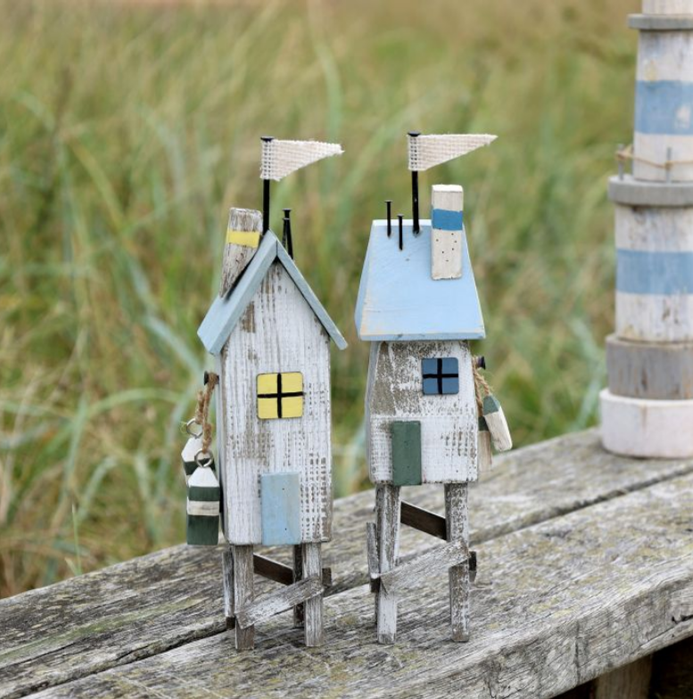 Strandhaus mit Flagge 2 Modelle H28/L7/B7 cm sky blue und antique weiss